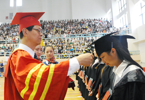 我院毕业生参加学校毕业典礼张润君院长发言